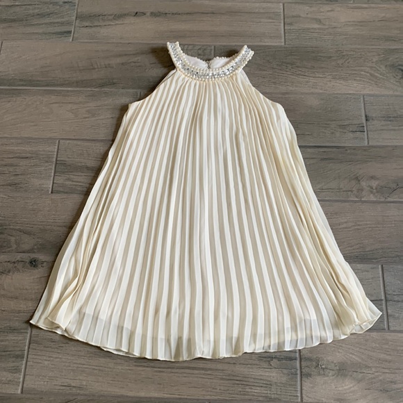 Speechless Dresses & Skirts - Speechless pleated dress